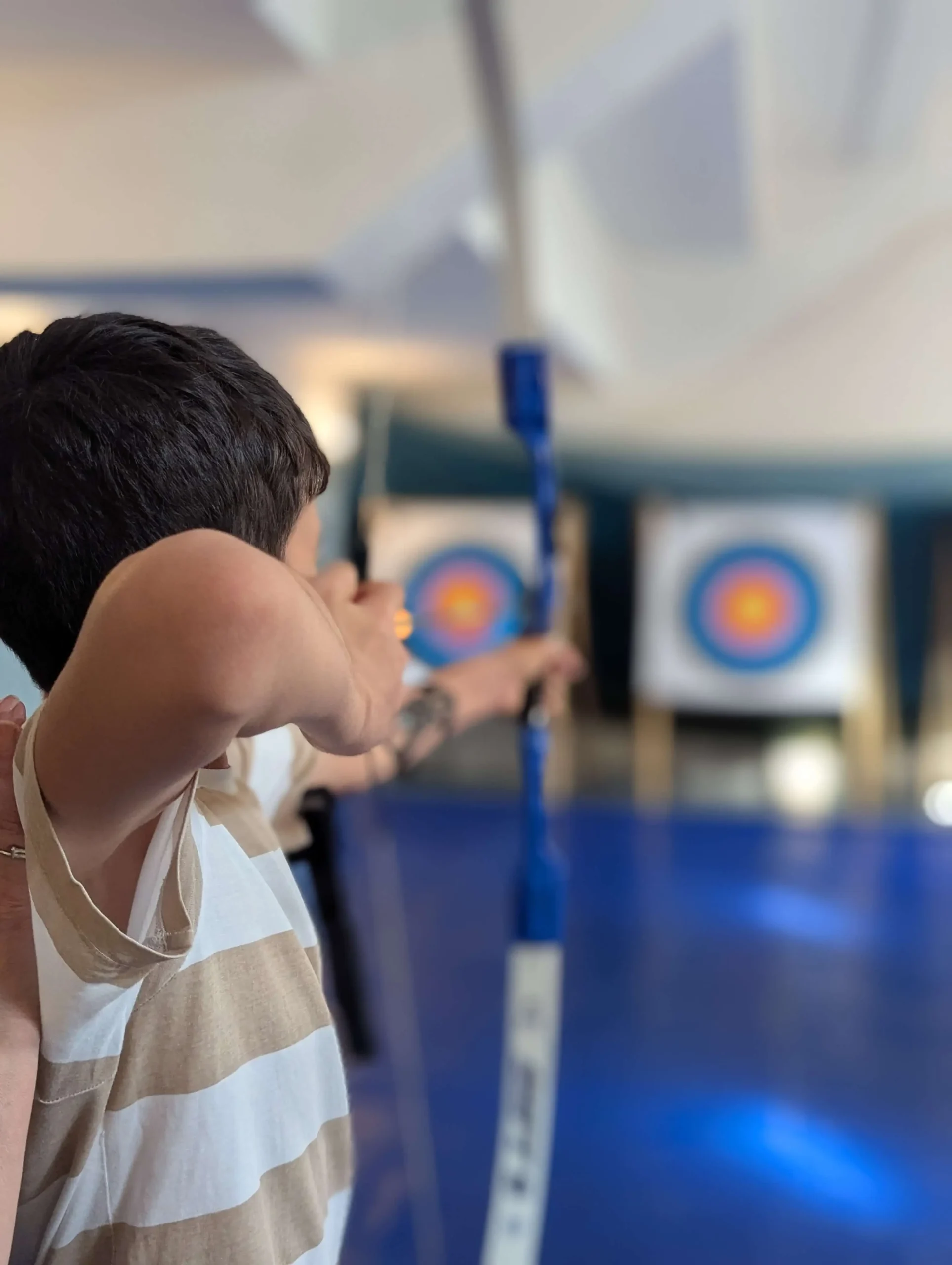 երեխան նետարձակում է